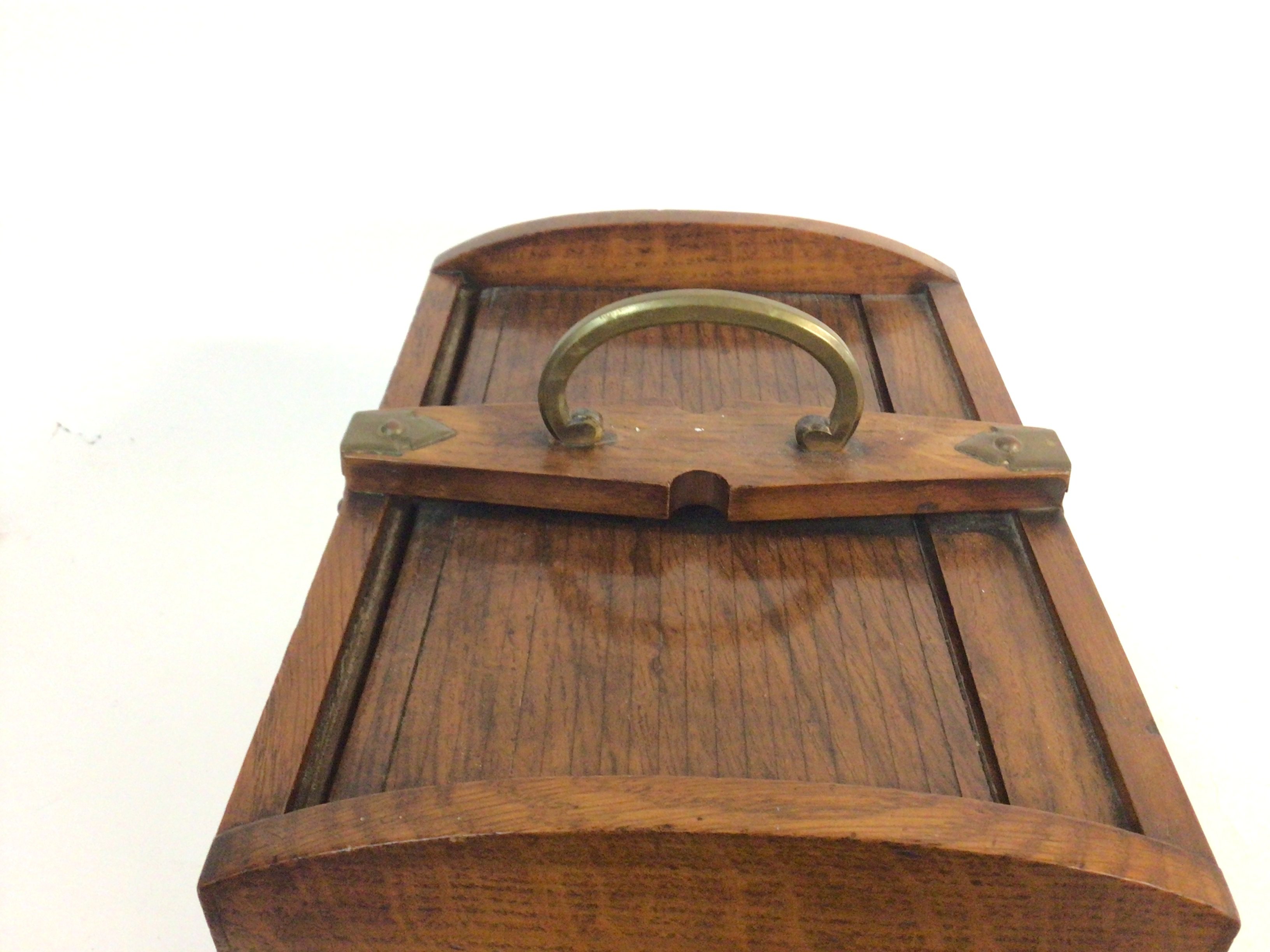 An oak writing box. 31cm wide 25deep and 21cm high - Image 3 of 3