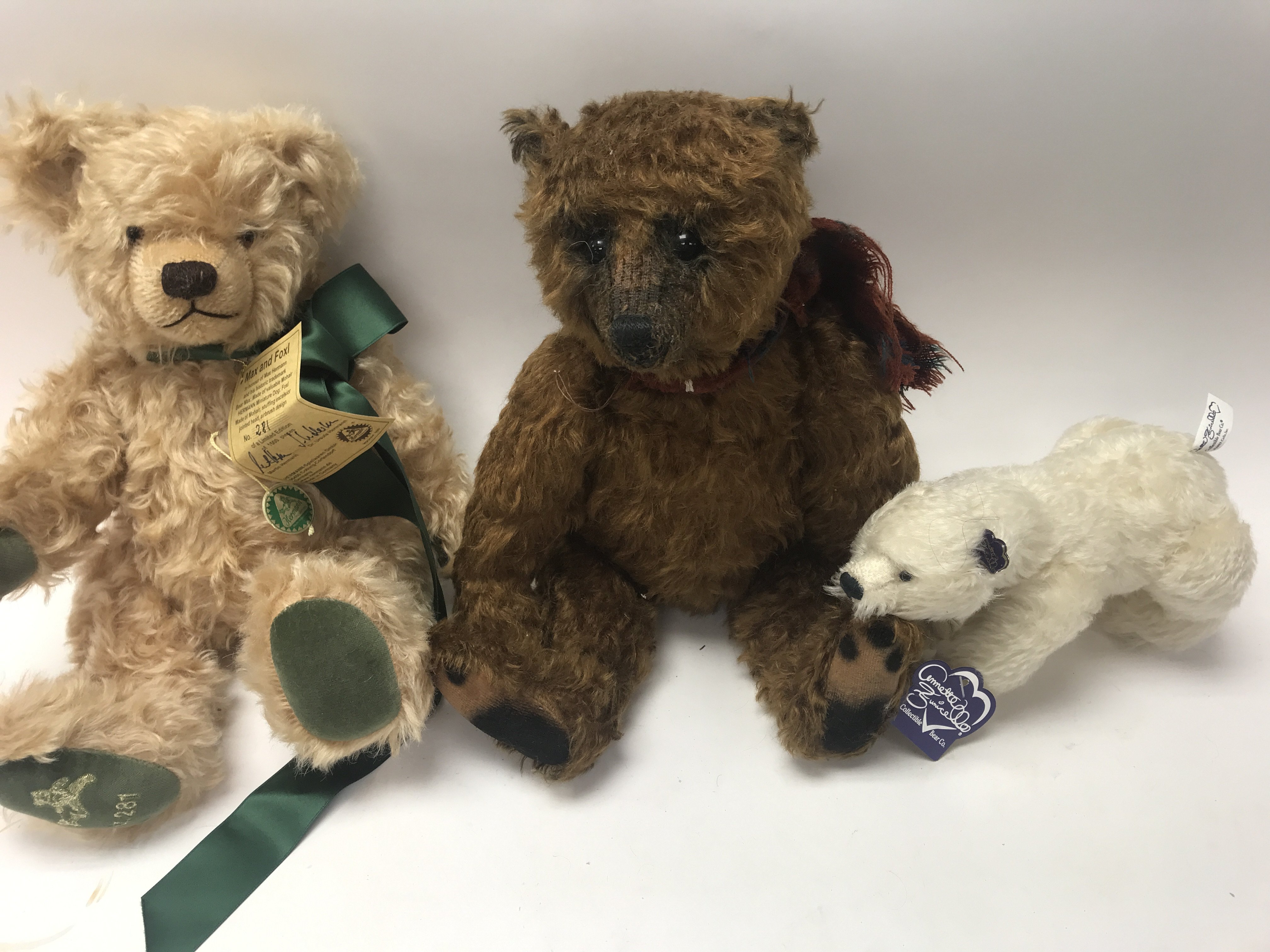 A box of mixed collectors bears, including Robin r - Image 3 of 3