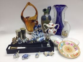 A collection of ceramics and glass comprising a Ro