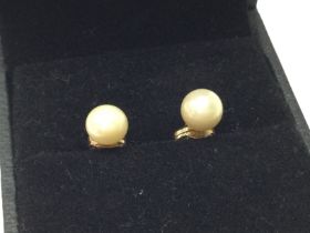 A 9ct cultured pearl set of earrings, 0.8g postage