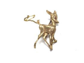 A 9ct gold brooch in the form of a deer. 7.41g. Po