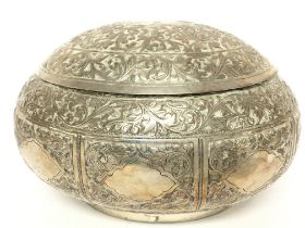 Indian silver trinket box , diameter of 18cm. Post