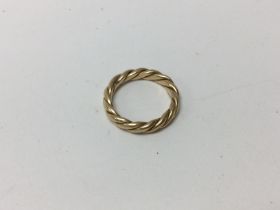 A gold rope ring. Approx 6.24 grams, size O.