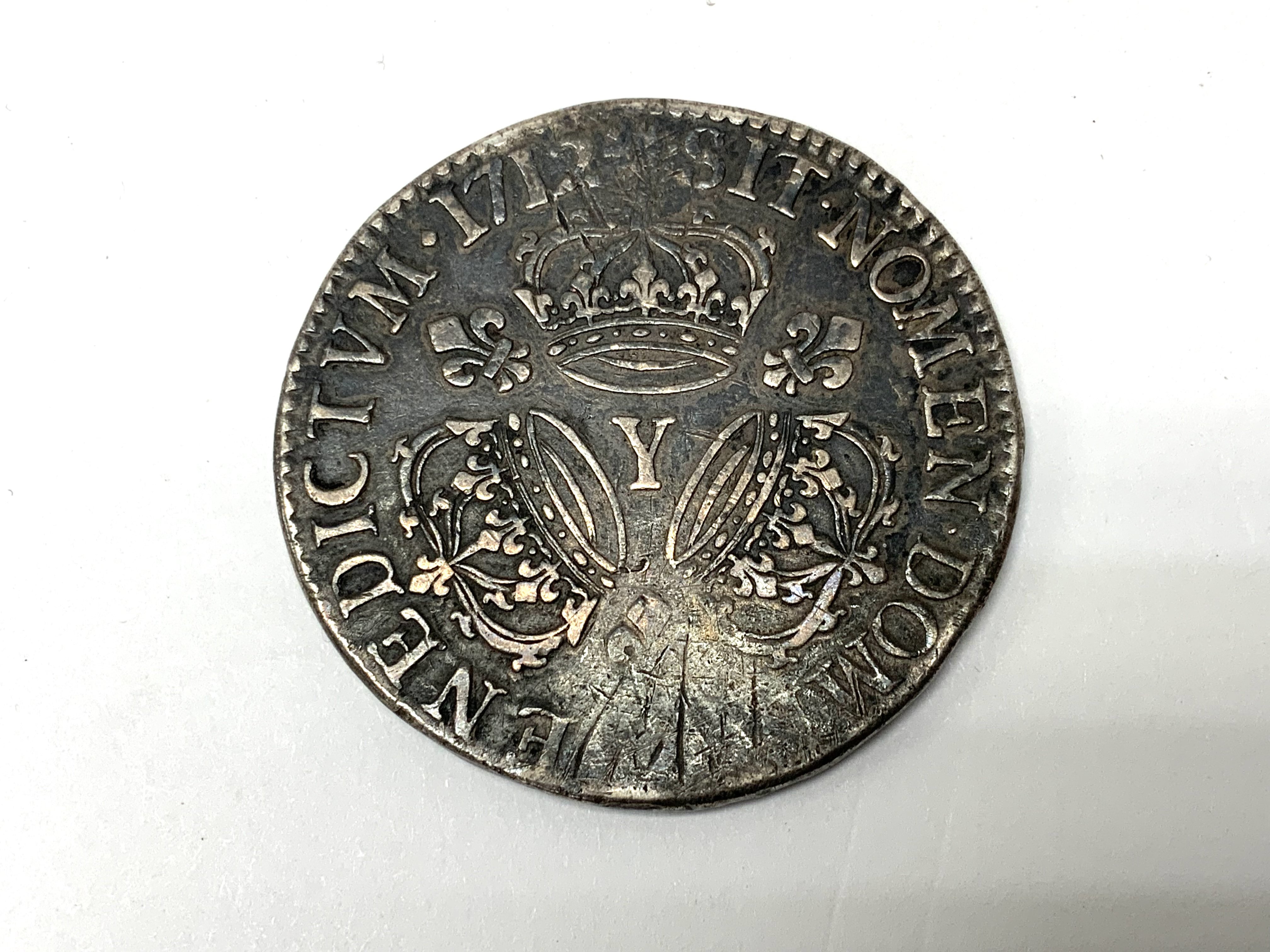 A French 1712 silver ECU, Louis XIV, Bourges Y min - Image 2 of 2