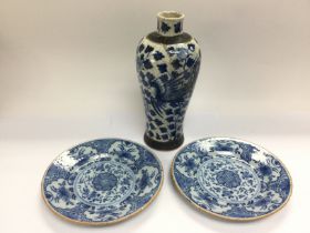 A pair of blue and white plates, approx diameter 22.5cm and a blue and white crackleware vase, a/