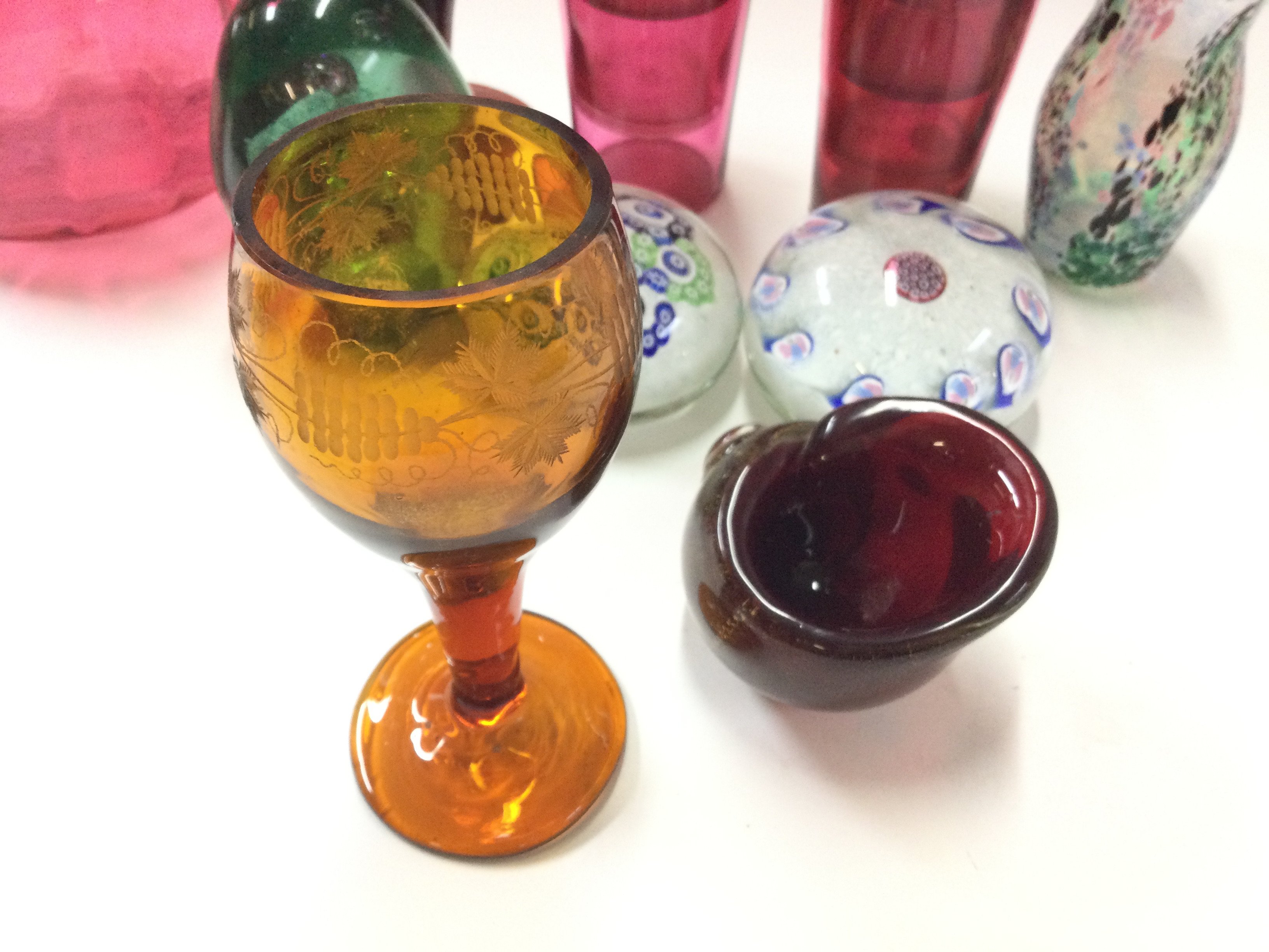A collection of glassware including cranberry glas - Image 4 of 5