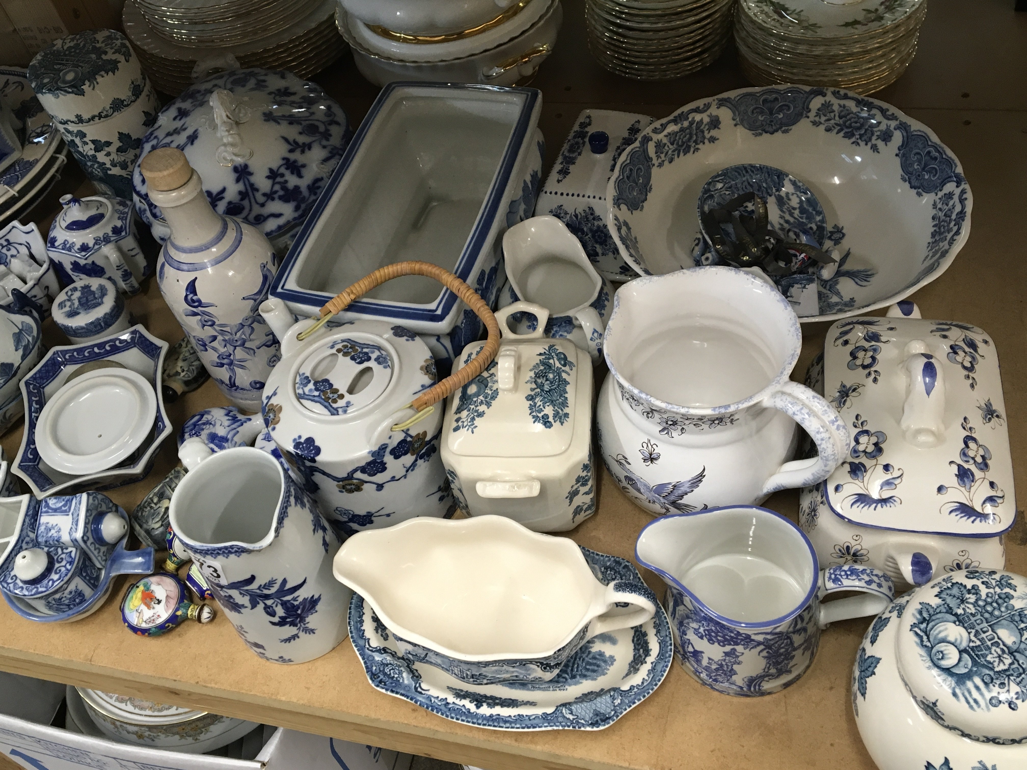 A collection of blue and white porcelain and ceram - Image 3 of 3