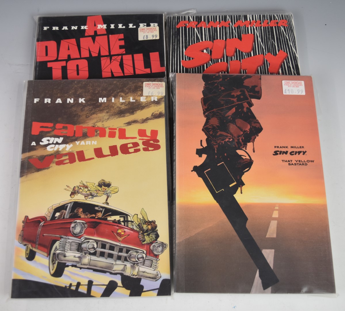 Thirty graphic novels to include Sin City, Scott Pilgrim volumes 1-6, Batman: The Dark Knight - Image 4 of 4