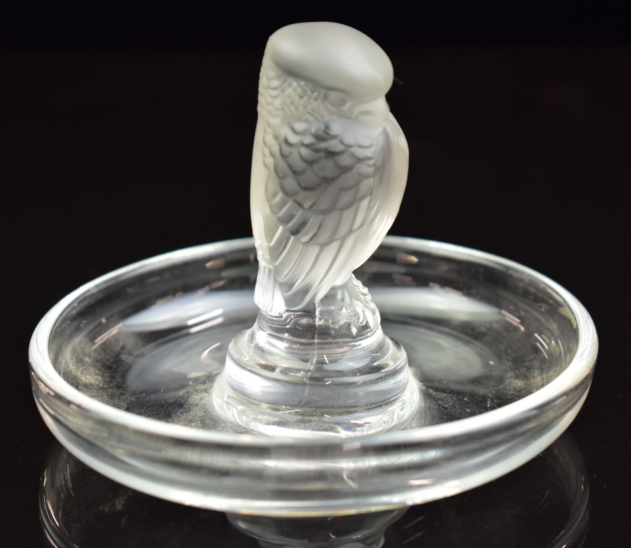 Lalique frosted and clear glass pin dish or ring holder decorated with an owl, signed 'Lalique - Image 2 of 3