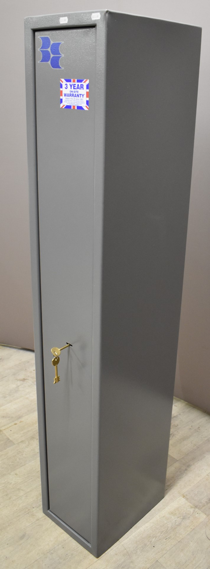 Brattonsound Engineering metal gun safe or cabinet with internal ammunition section, with keys and - Image 6 of 6