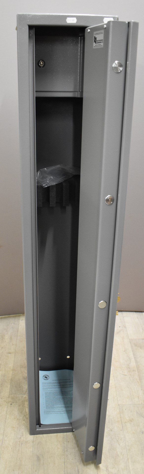 Brattonsound Engineering metal gun safe or cabinet with internal ammunition section, with keys and - Image 3 of 6