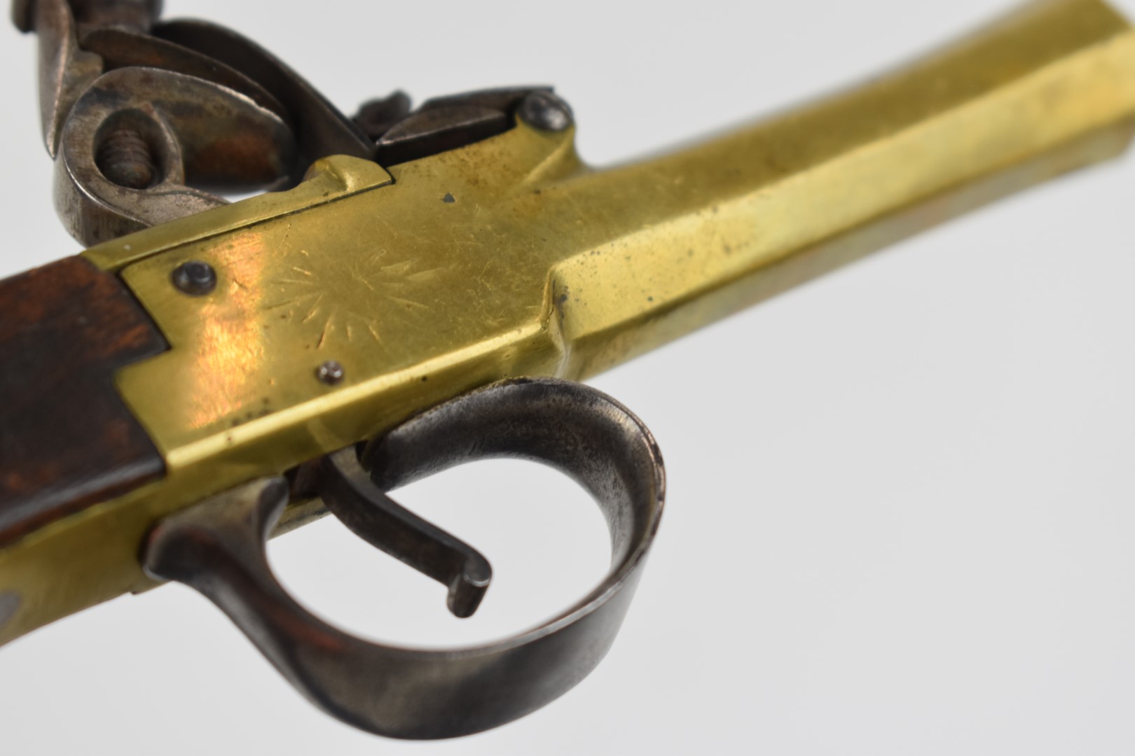 A pair of unnamed flintlock pocket pistols each with brass body, engraved locks, steel trigger - Image 8 of 8