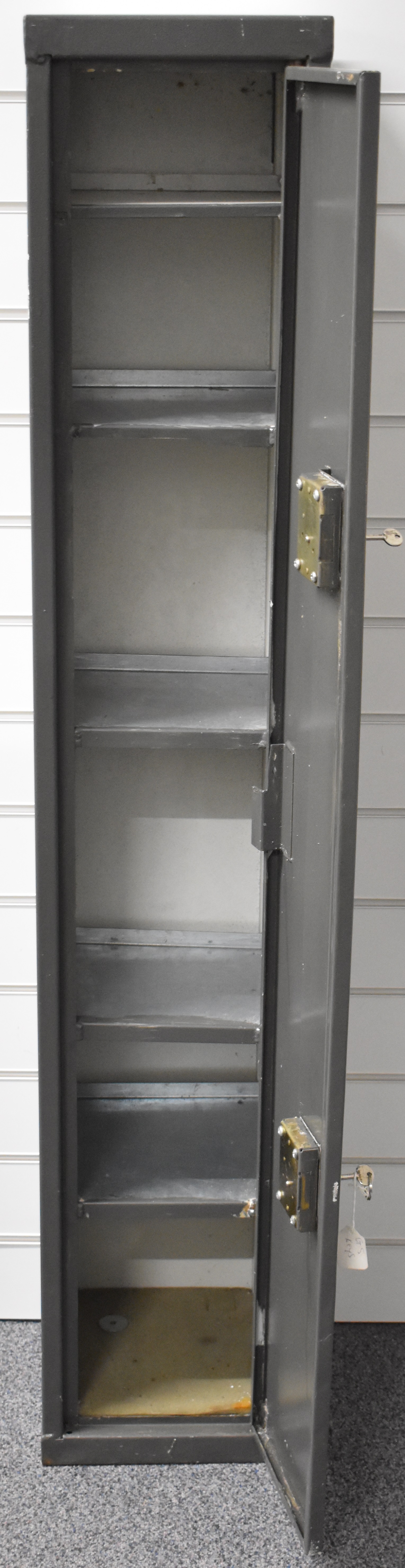 Metal gun safe or cabinet fitted out with shelves for ammunition, 138x25x25cm. - Image 2 of 2