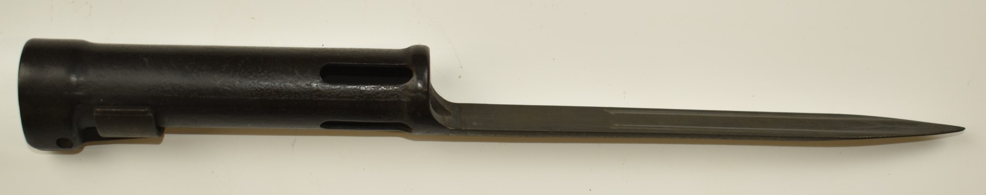 Argentinian socket bayonet to fit FN rifle, with 17cm blade and scabbard with belt attachment.