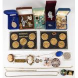 A collection of jewellery including 9ct gold ring (0.7g), yellow metal ring, WBs silver brooch set