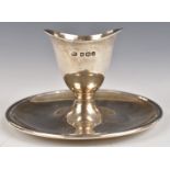 George V hallmarked silver egg cup with integral stand/saucer, Sheffield 1926, maker John Round &