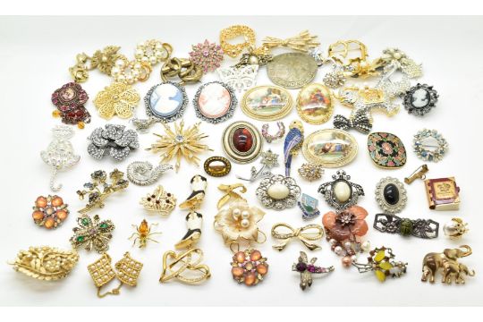 A collection of brooches including vintage examples, Suzanne Bjontegard, etc - Image 11 of 15