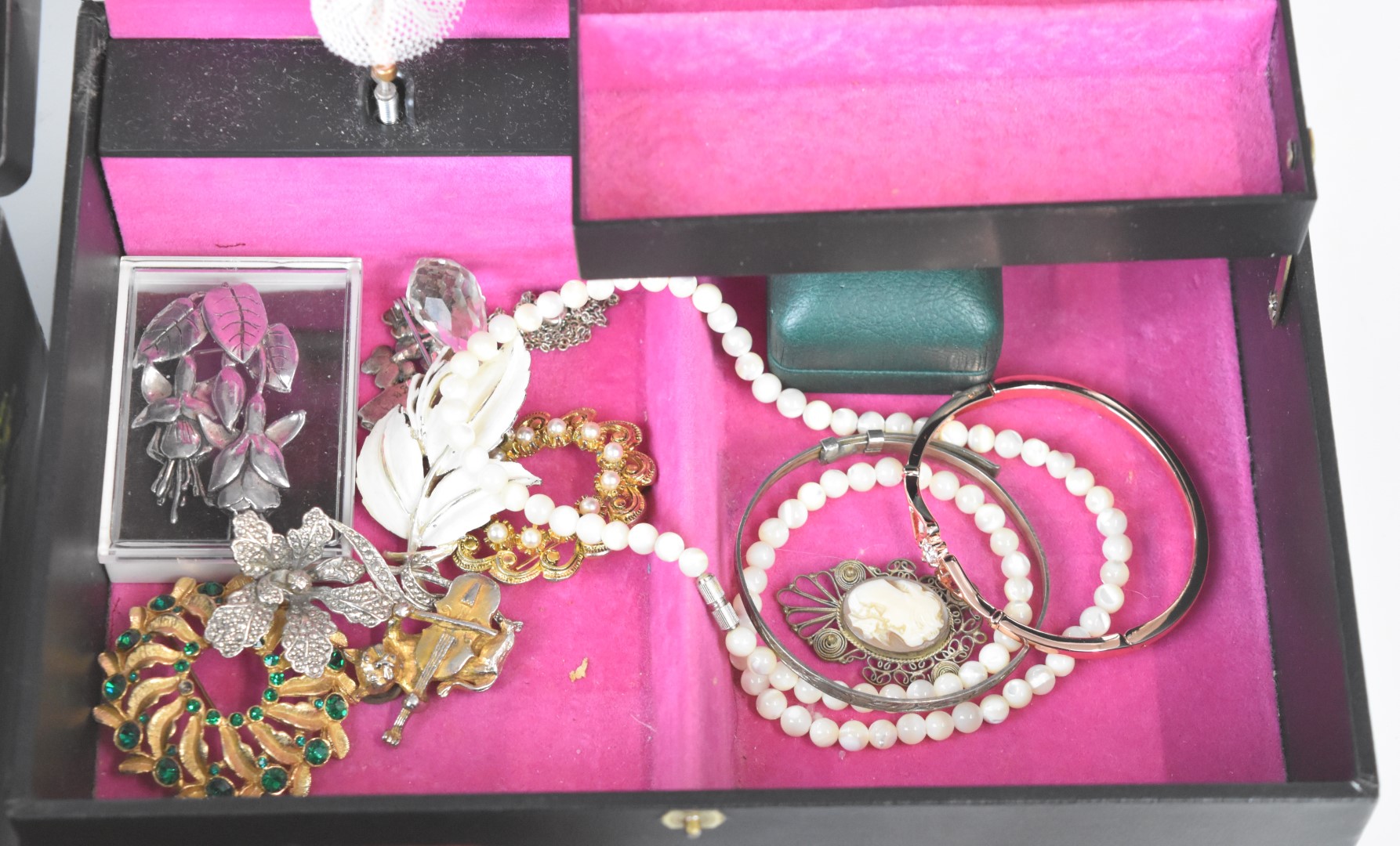 A collection of jewellery including two 9ct gold watches, Sphinx brooch, silver pendant, silver - Image 5 of 5