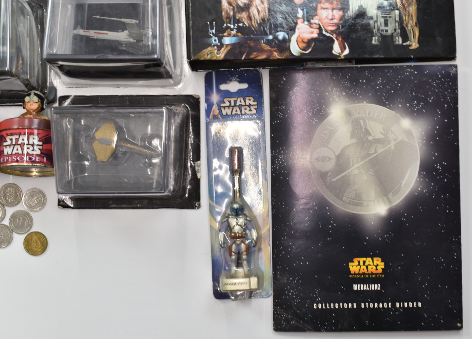 Twenty three Star Wars miniatures by DeAgostini together with a Kenner box set, collectible coins - Image 9 of 10