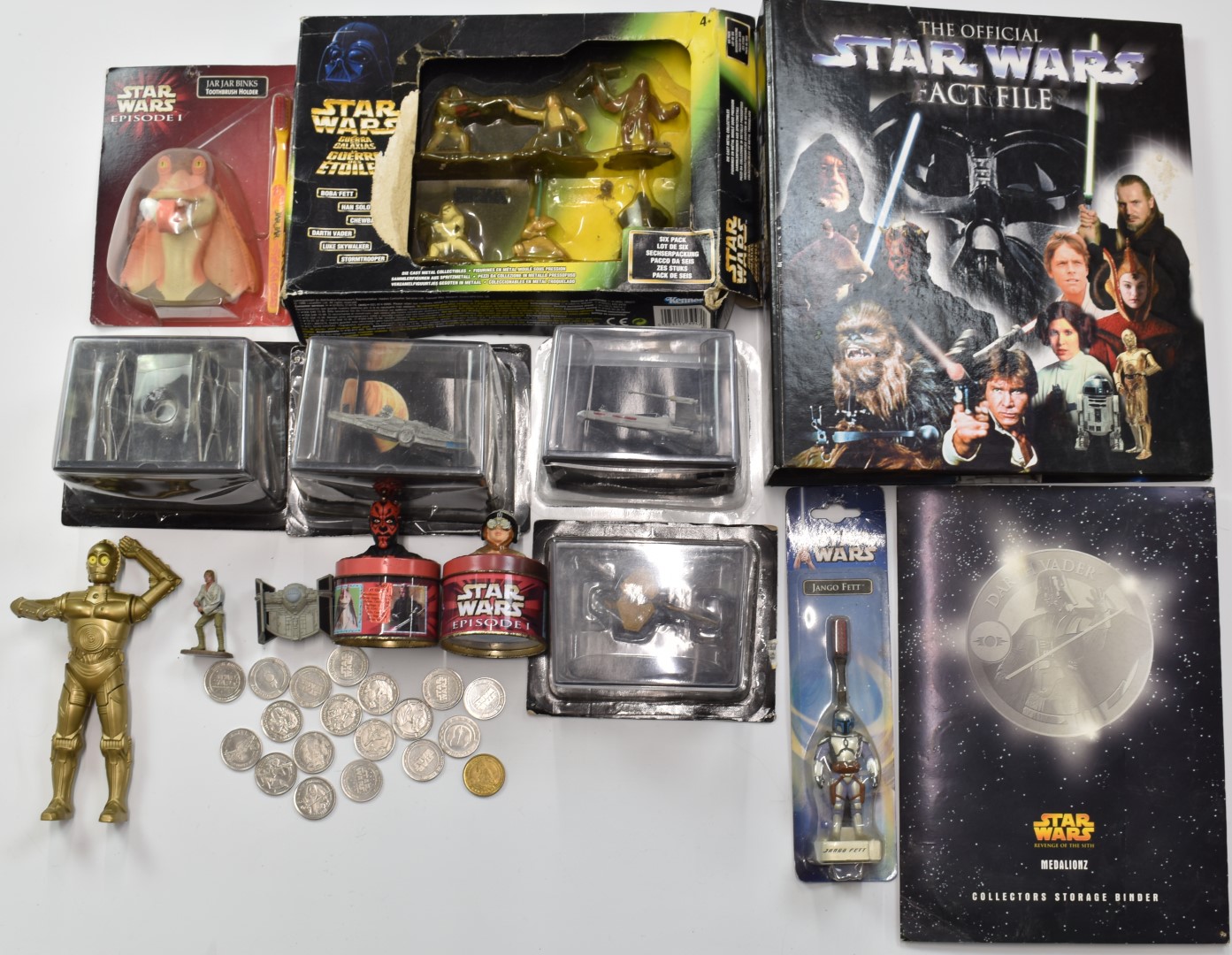 Twenty three Star Wars miniatures by DeAgostini together with a Kenner box set, collectible coins - Image 5 of 10