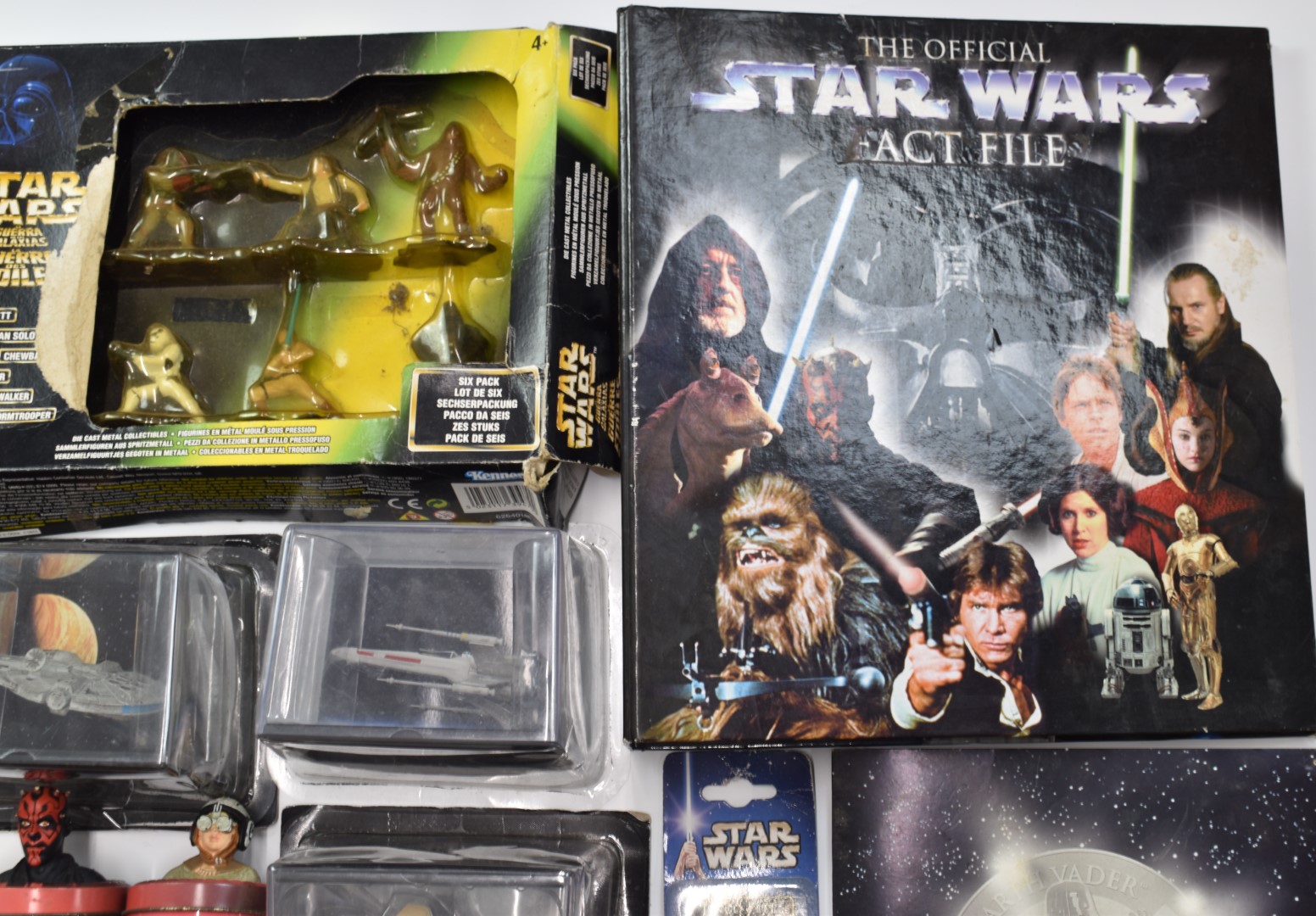 Twenty three Star Wars miniatures by DeAgostini together with a Kenner box set, collectible coins - Image 7 of 10