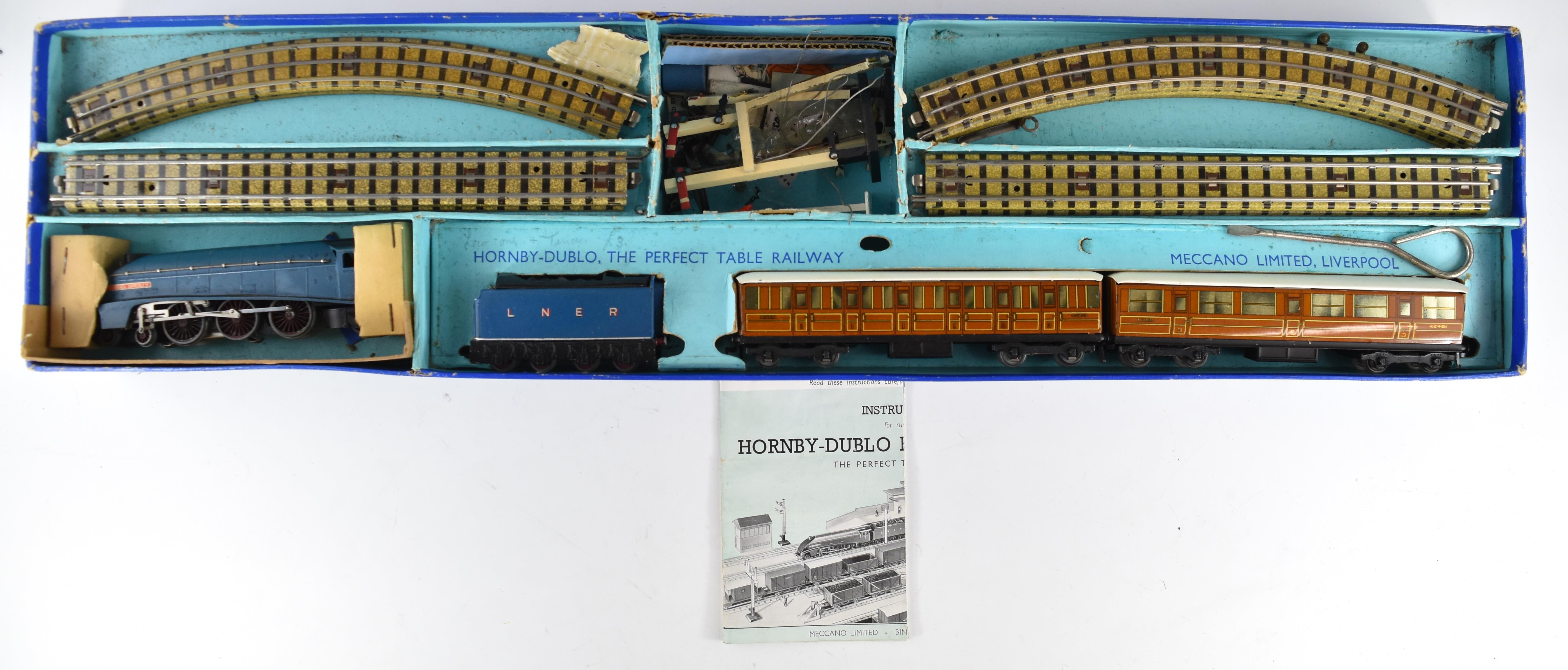 Hornby Dublo 00 gauge model railway EDPA1 passenger set with 'Sir Nigel Gresley' locomotive, in - Image 7 of 11