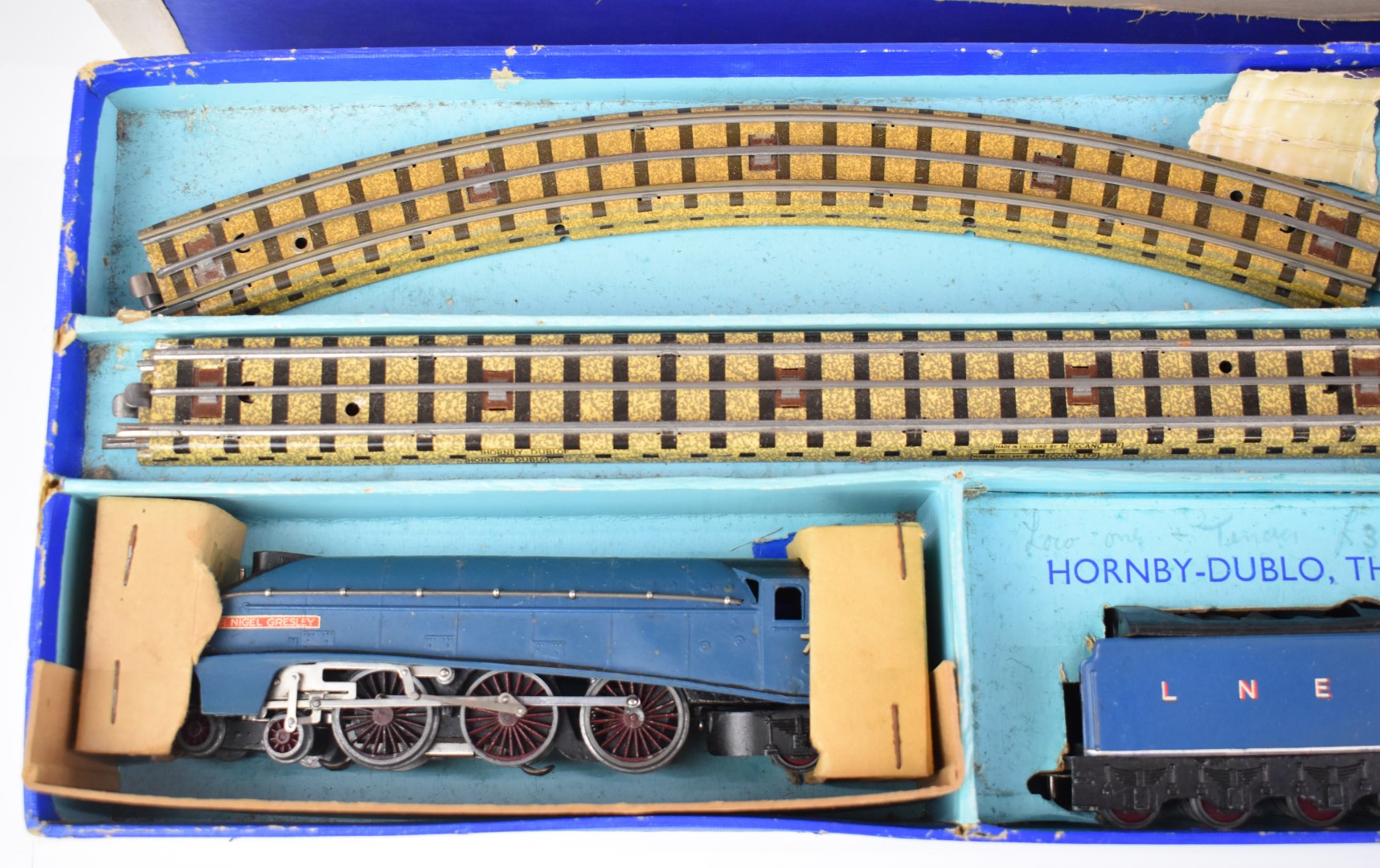 Hornby Dublo 00 gauge model railway EDPA1 passenger set with 'Sir Nigel Gresley' locomotive, in - Image 2 of 11