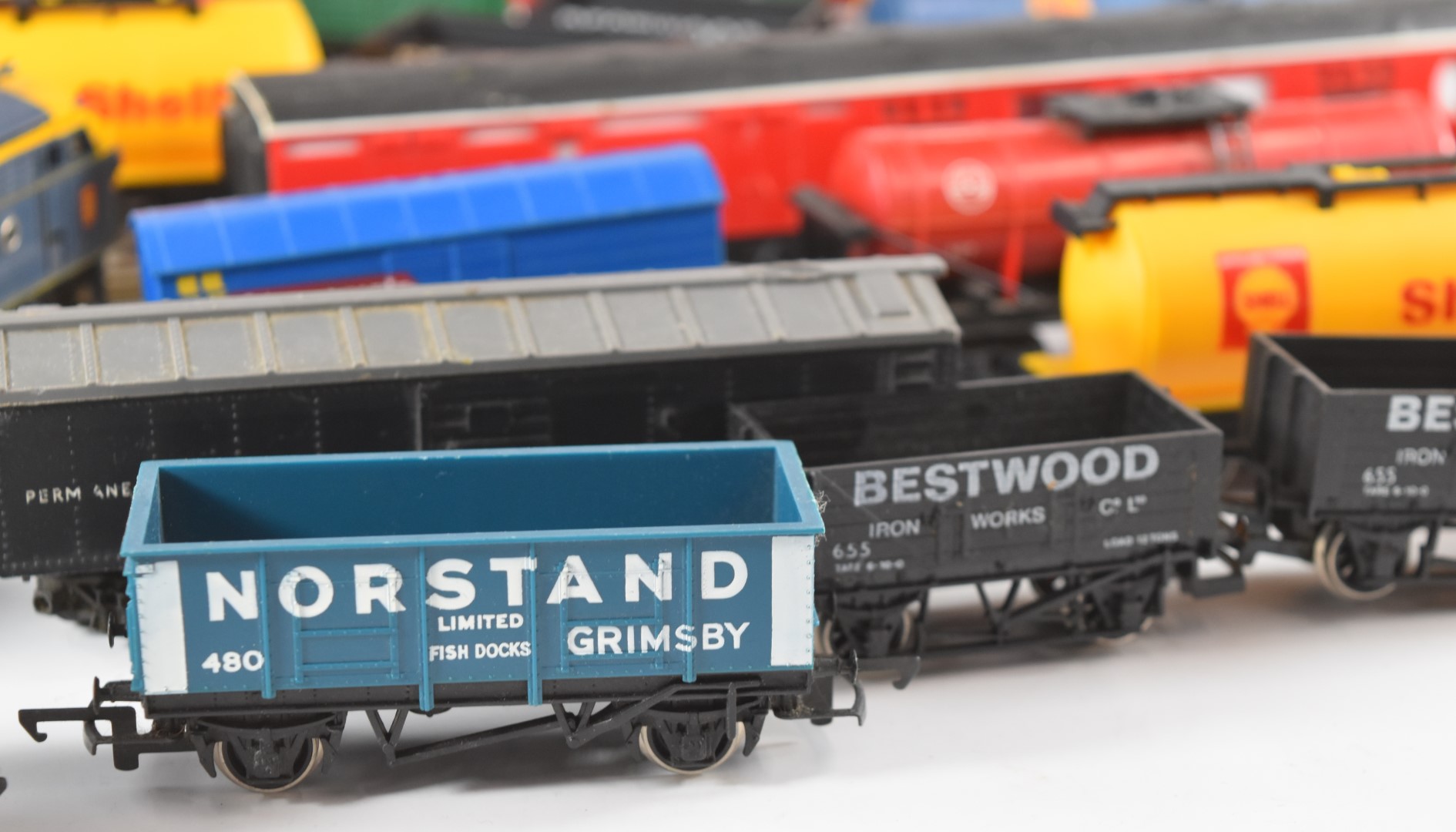 00 gauge model railway rolling stock comprising Tri-ang American style train, four boxed Hornby - Image 8 of 12