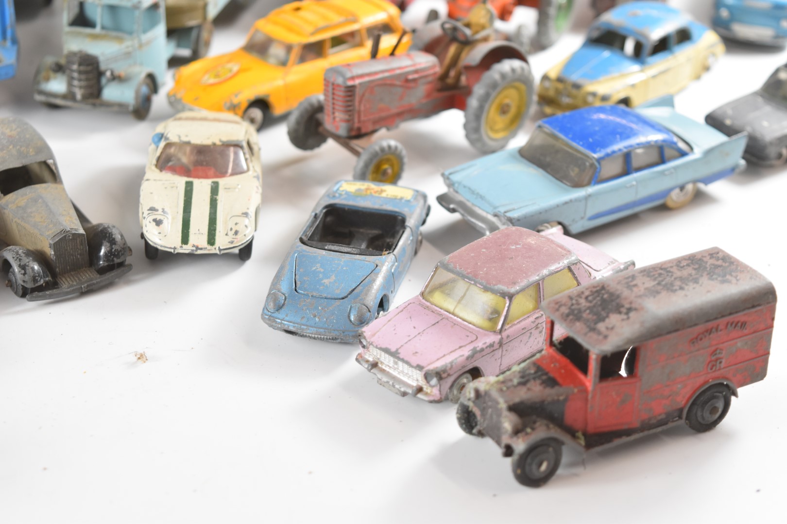 A collection of Dinky and Corgi diecast model vehicles to include Chipperfield's Circus, Wall's - Image 4 of 11