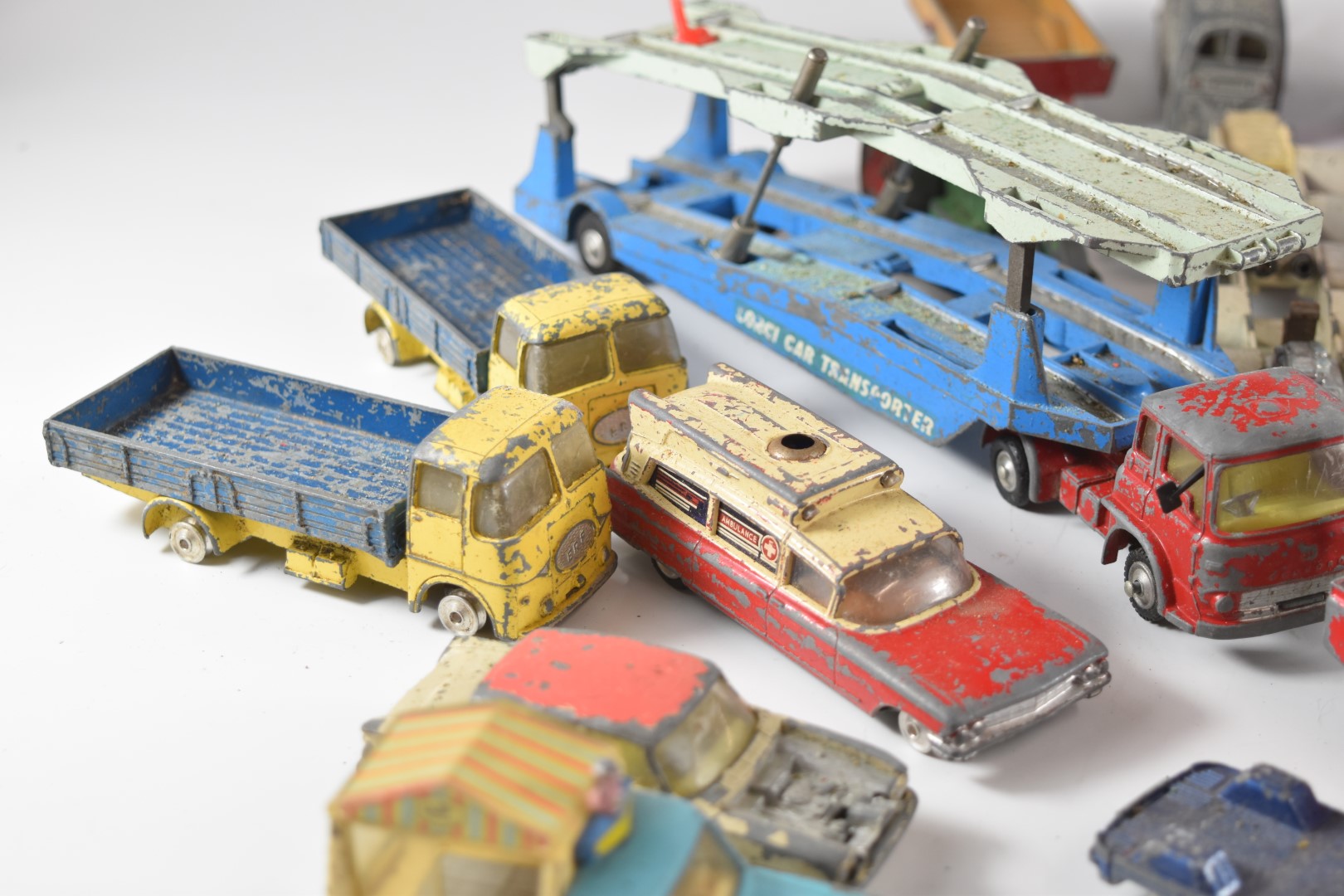 A collection of Dinky and Corgi diecast model vehicles to include Chipperfield's Circus, Wall's - Image 8 of 11