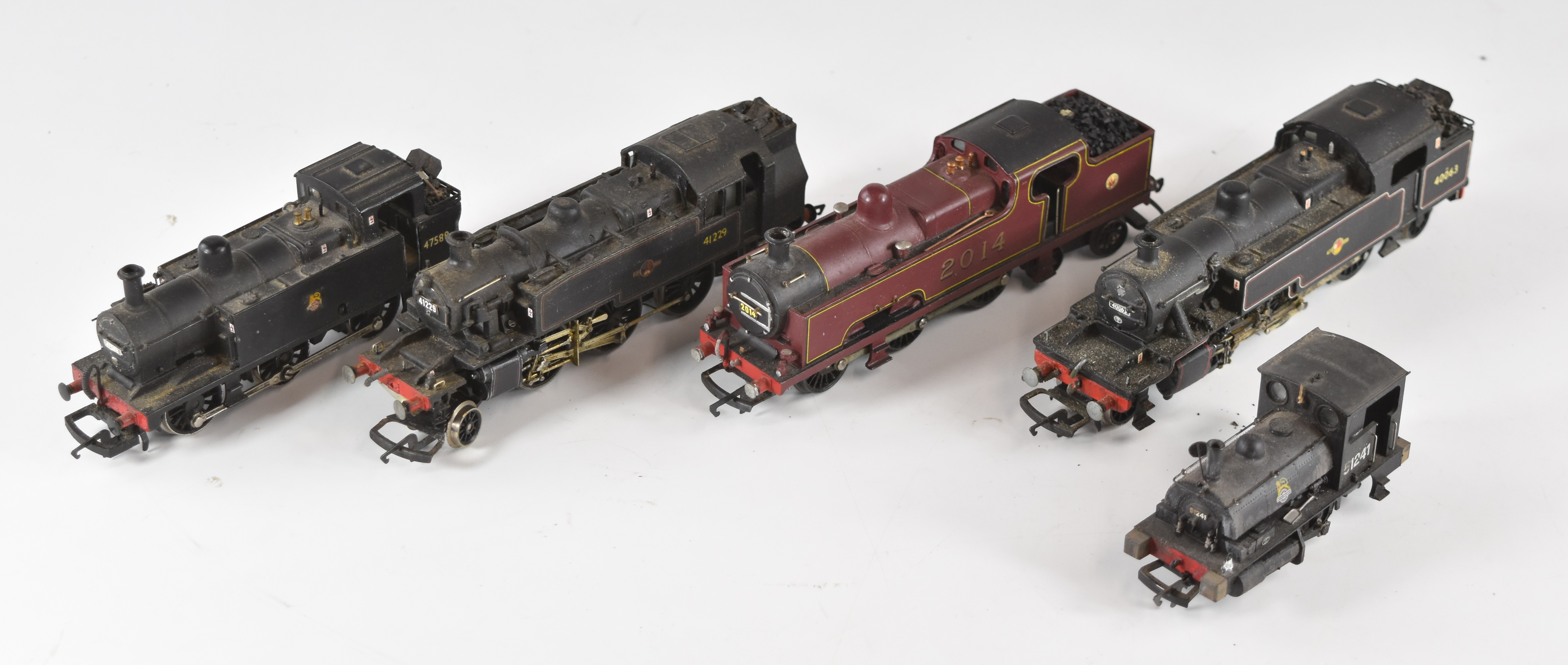 Five 00 gauge model railway steam locomotives comprising Bachmann Dapol 0-4-0 saddle tank, white