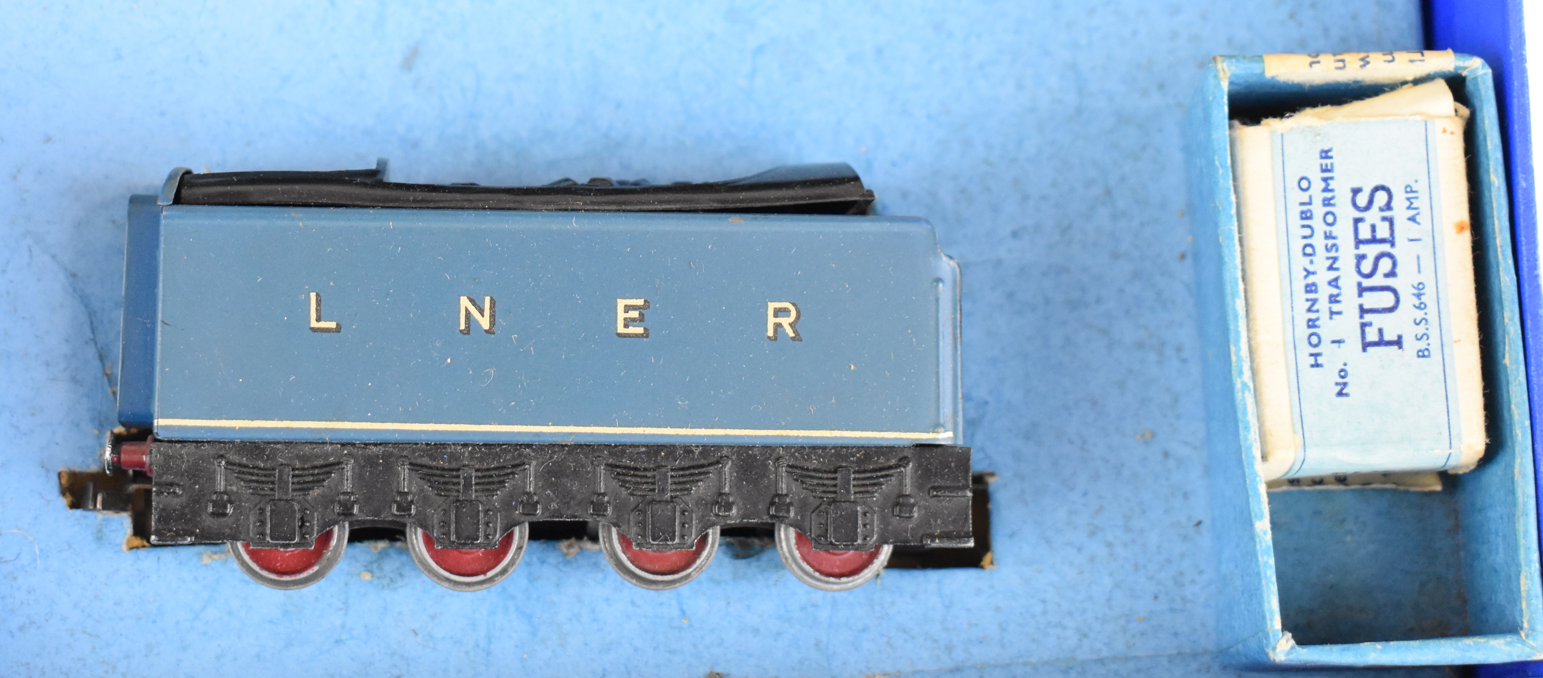 Hornby Dublo 00 gauge model railway EDP1 passenger set with 'Sir Nigel Gresley' locomotive, in - Image 3 of 5