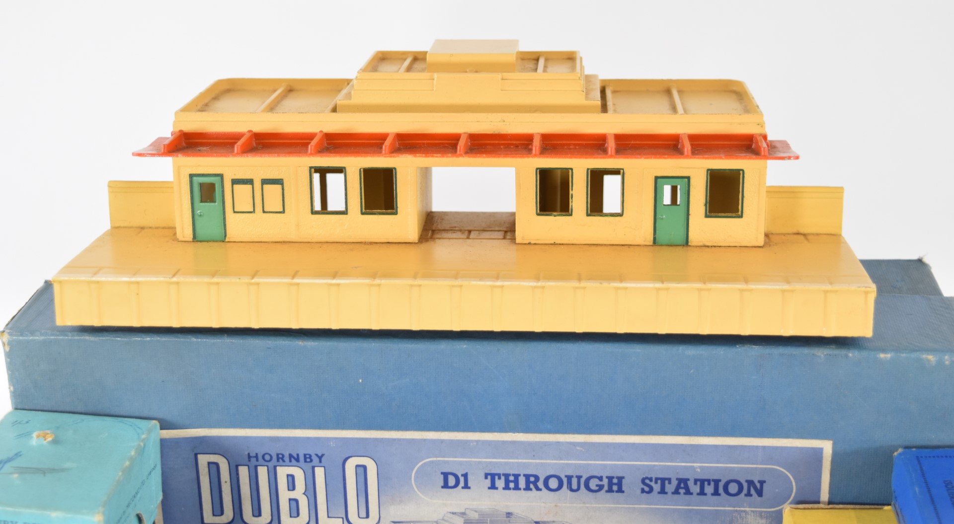 Hornby Dublo 00 gauge track, rolling stock and accessories to include D1 through station, signal - Image 9 of 11