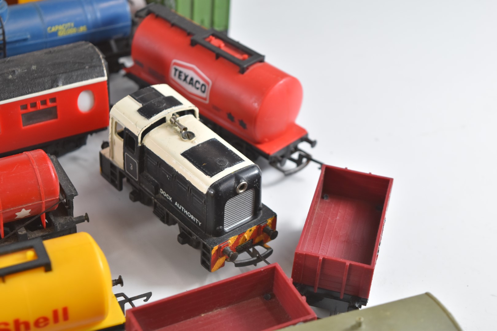 00 gauge model railway rolling stock comprising Tri-ang American style train, four boxed Hornby - Image 7 of 12