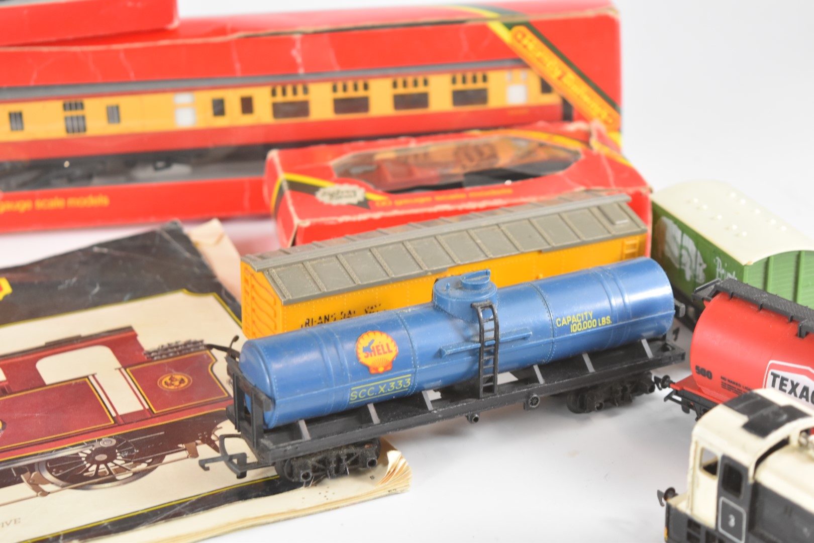 00 gauge model railway rolling stock comprising Tri-ang American style train, four boxed Hornby - Image 11 of 12