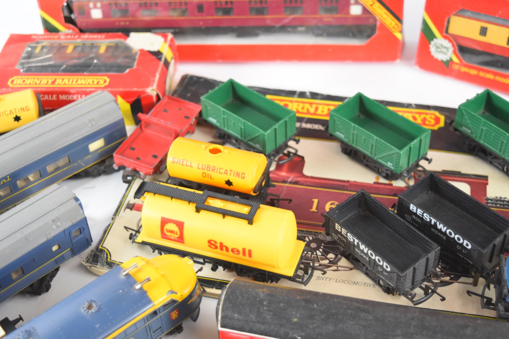 00 gauge model railway rolling stock comprising Tri-ang American style train, four boxed Hornby - Image 5 of 12