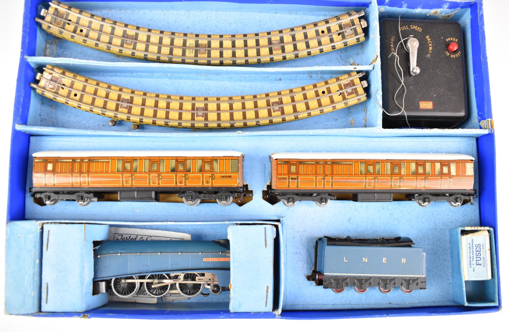 Hornby Dublo 00 gauge model railway EDP1 passenger set with 'Sir Nigel Gresley' locomotive, in - Image 5 of 5