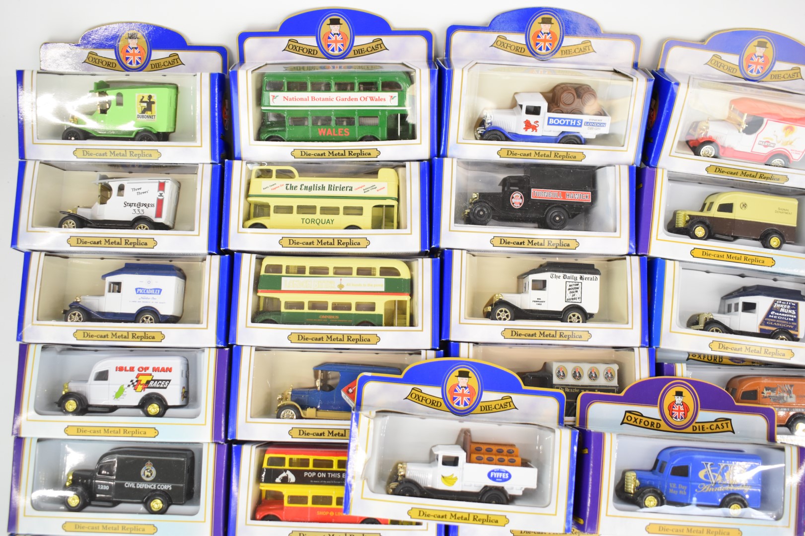 Sixty two Oxford diecast model cars to include public transport and commercial vehicles, all in - Image 4 of 5