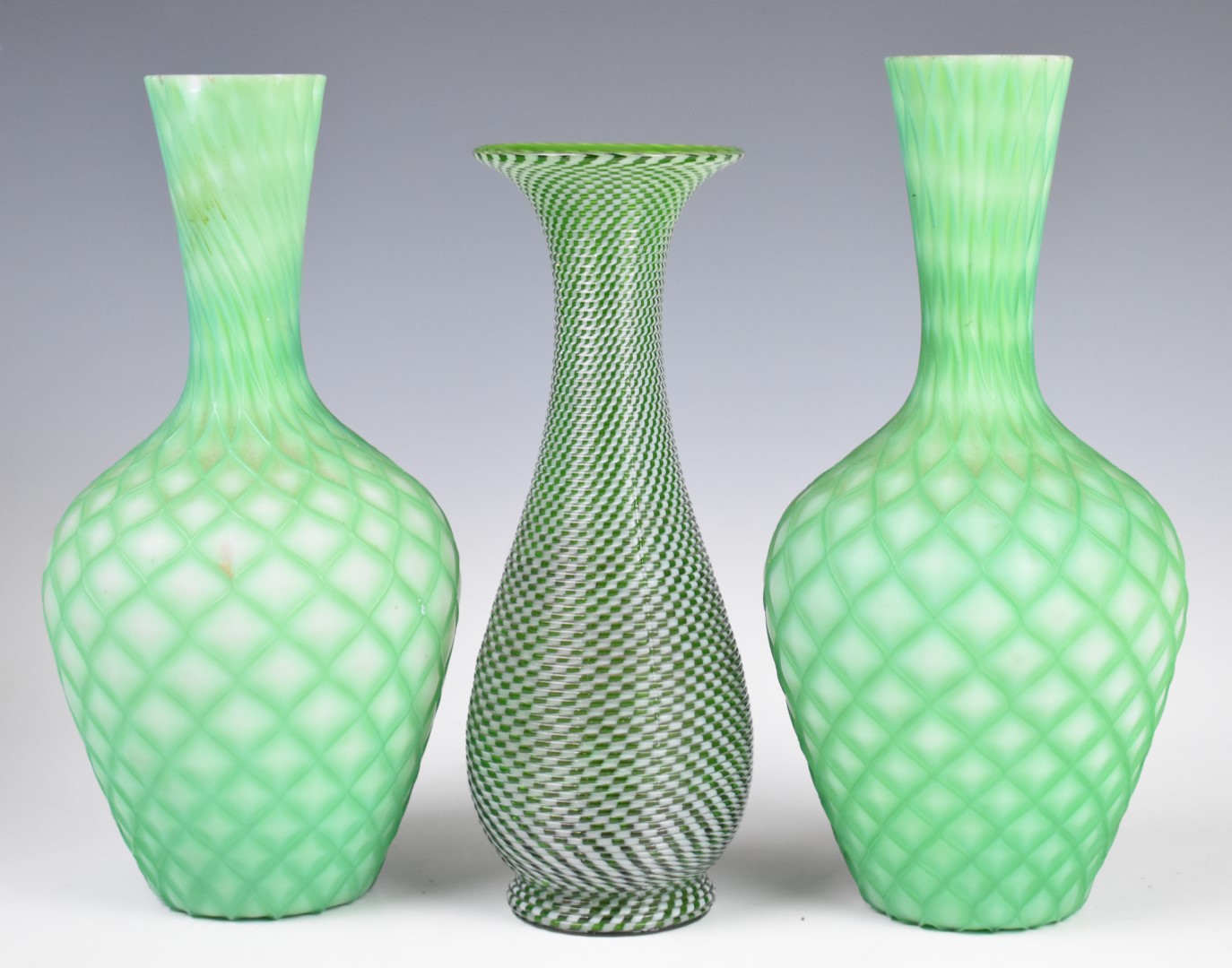 Three Stourbridge glass vases comprising a pair of quilted air trap satin bottles vases (21.5cm - Bild 7 aus 8