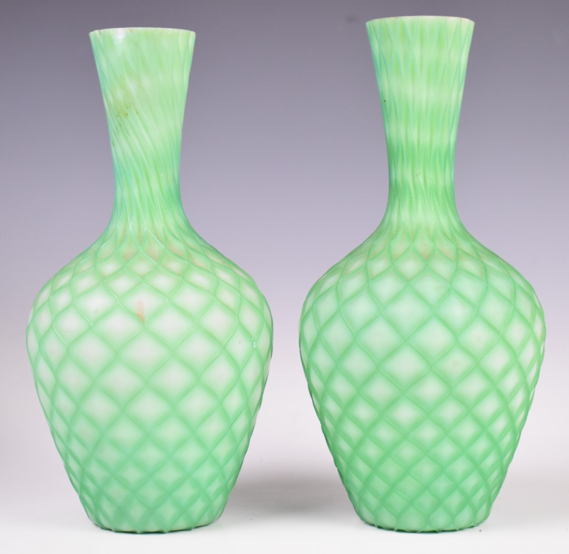 Three Stourbridge glass vases comprising a pair of quilted air trap satin bottles vases (21.5cm - Bild 8 aus 8