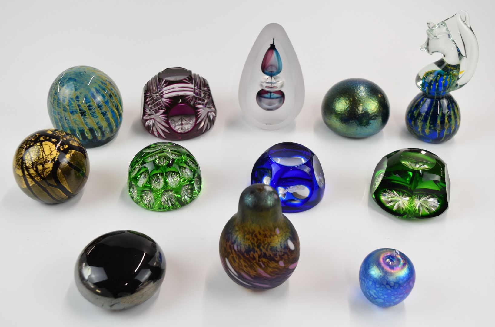 Twelve various glass paperweights including Mdina, Alum Bay, Svaga, Chris Dodds, iridescent, flash - Bild 2 aus 7