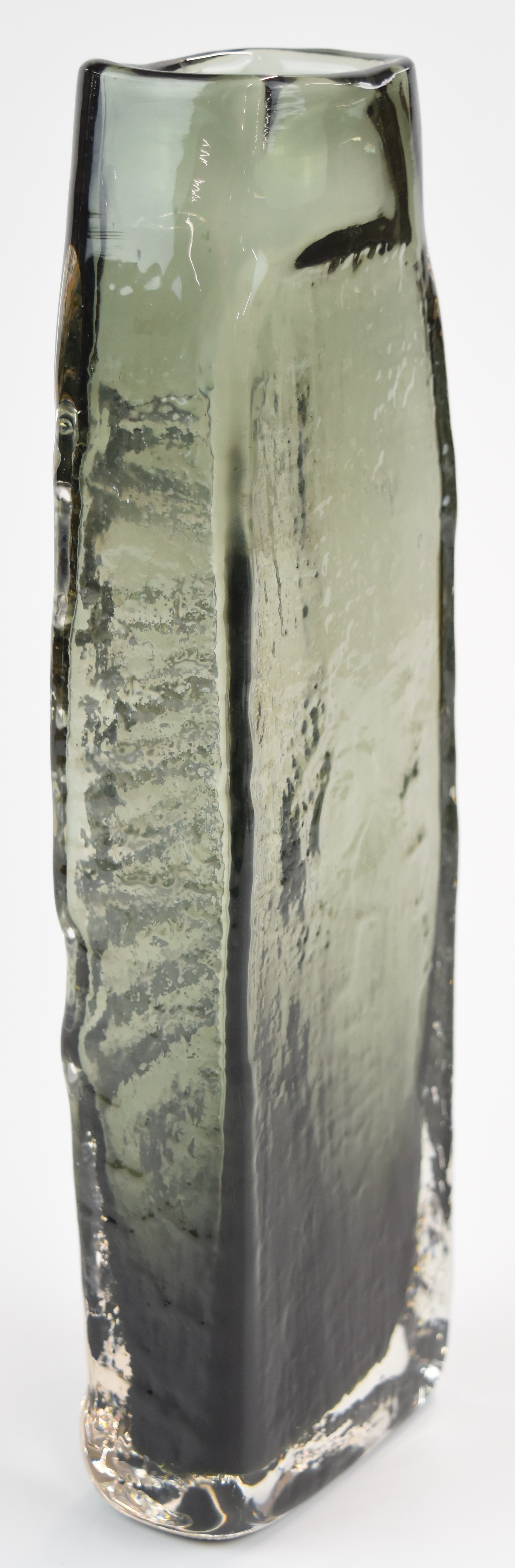 Geoffrey Baxter for Whitefriars Greek Key pewter grey glass vase, 26cm tall. - Image 4 of 4