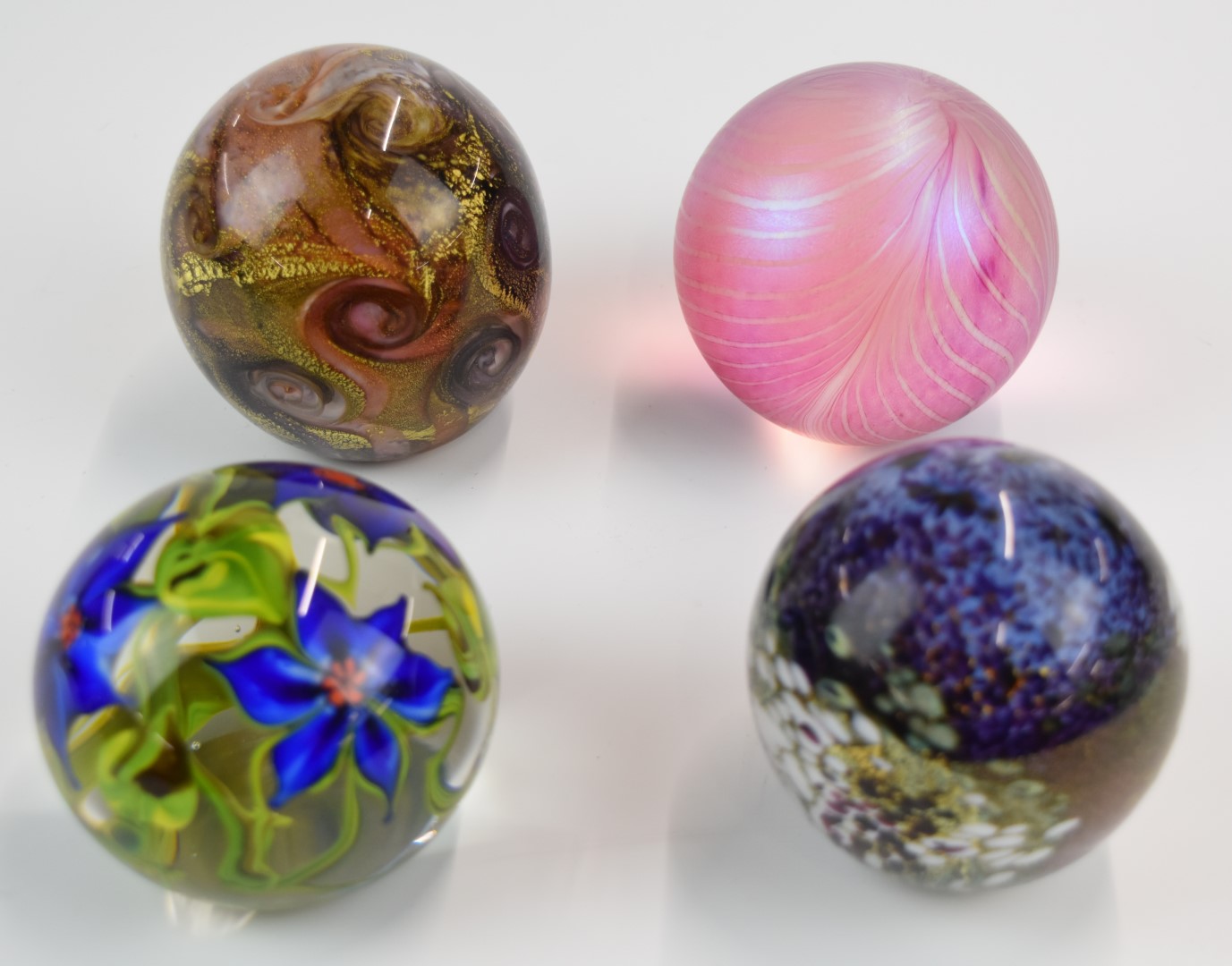 Four studio glass paperweights comprising Isle of White, Jonathan Harris, Andre Zach for Glasform - Bild 2 aus 6
