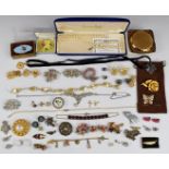 A collection of costume jewellery including Hollywood pendant, vintage brooches, Art Deco glass