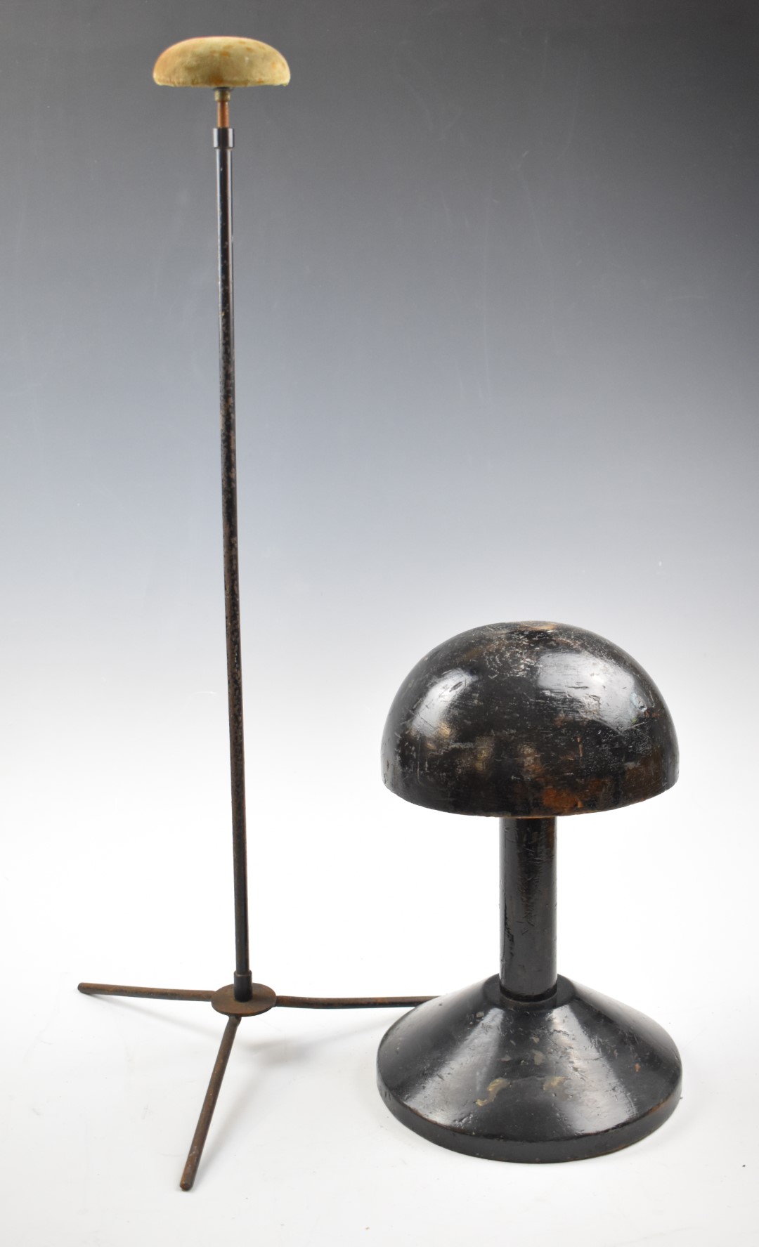 Turned wood ebonised vintage shop display hat stand, height 31cm together with an adjustable wire