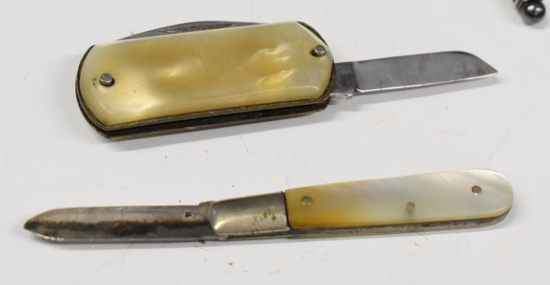 Collectables to include two hallmarked silver bladed and four further folding knives, some with - Image 10 of 10