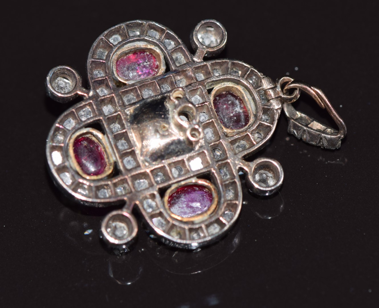 Victorian pendant set with a natural pearl, ruby cabochons, old and rose cut diamonds, 6.9g, 2.5cm - Image 2 of 2