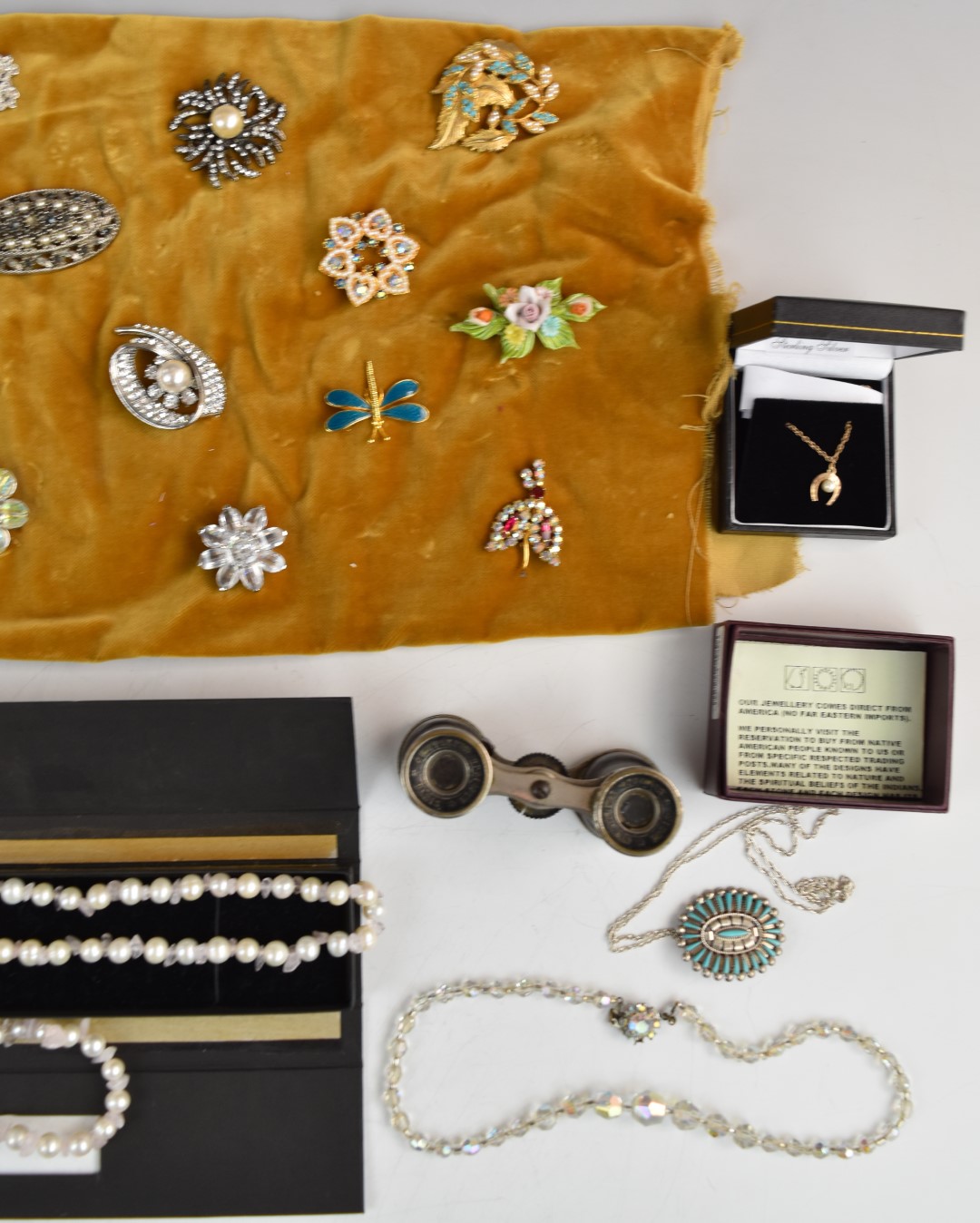 A collection of jewellery including vintage brooches, 9ct gold horseshoe pendant set with a pearl on - Image 3 of 3