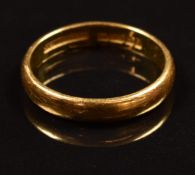 A 22ct gold wedding band / ring, 3.9g, size M