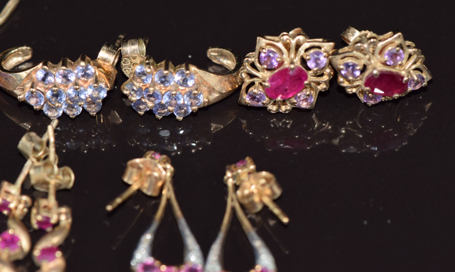 Five pairs of 9ct gold earrings set with amethysts, rubies, and tanzanites, 12.3g - Image 2 of 5